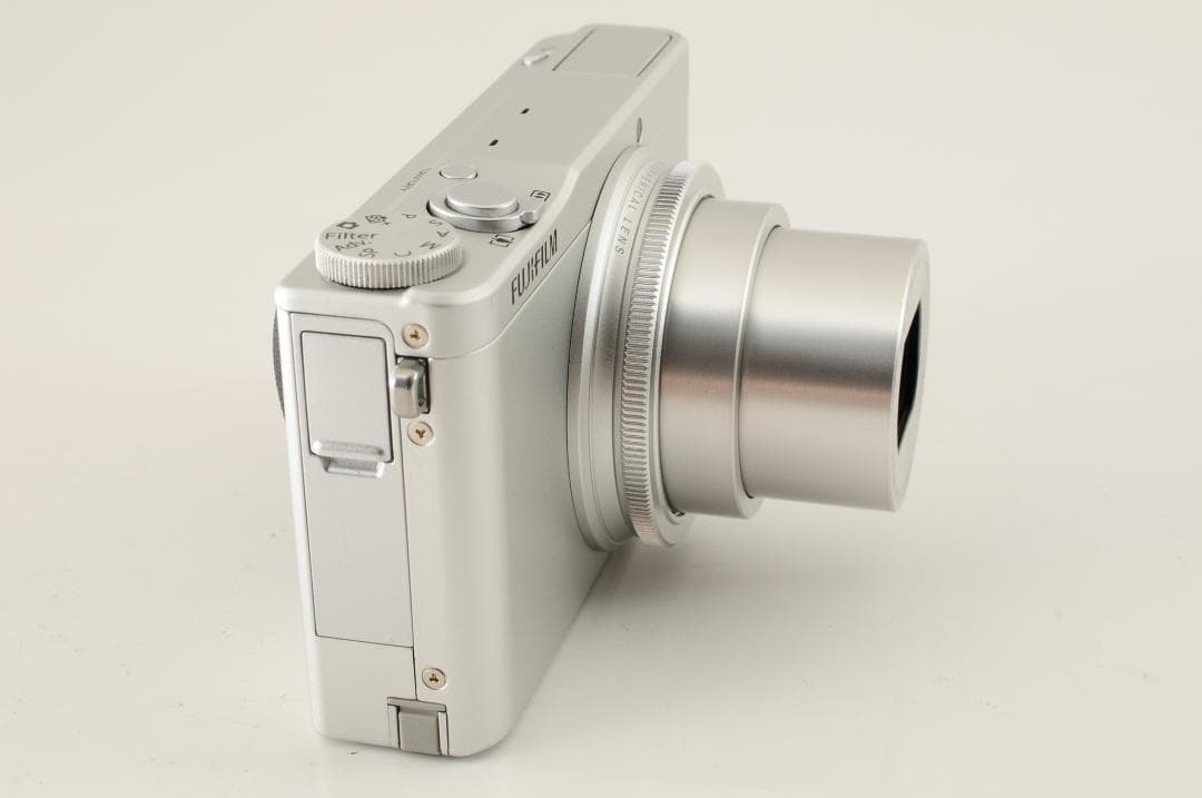 【美品 】 フジフイルム FUJIFILM XQ1 シルバー コンパクトカメラ