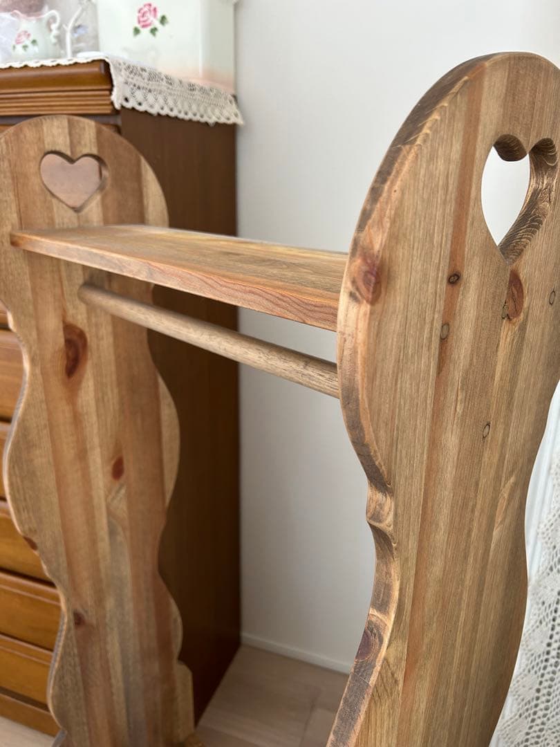 tmhp　ハート型クリ抜き木製ハンガーラックキャスター付き