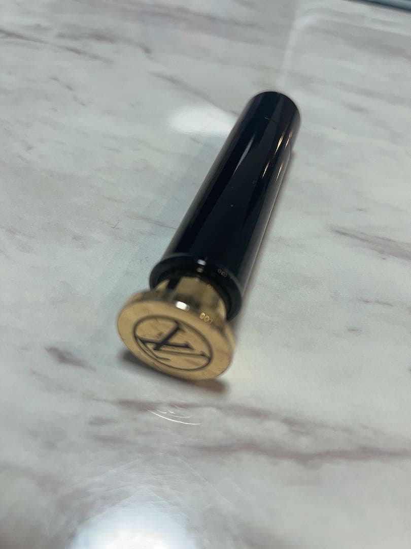 黒の香水容器 金色キャップ付き