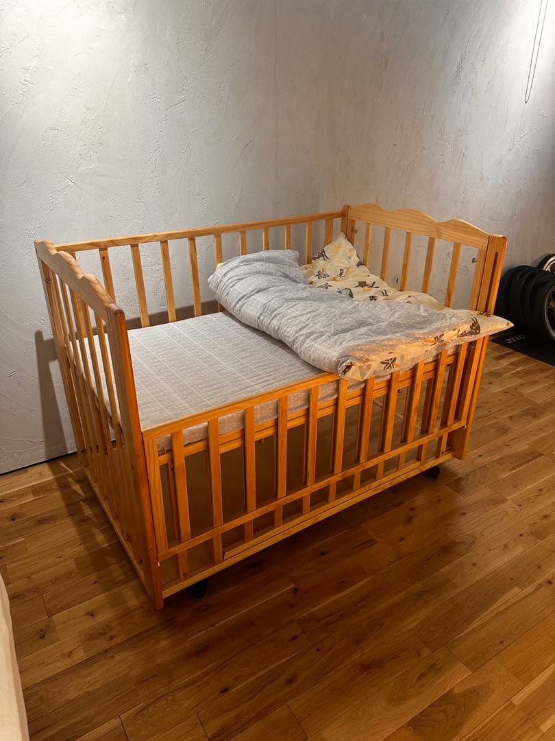 2回のみ使用　大和屋フラルＷオープンすのこベビーベッド　布団、マット付き