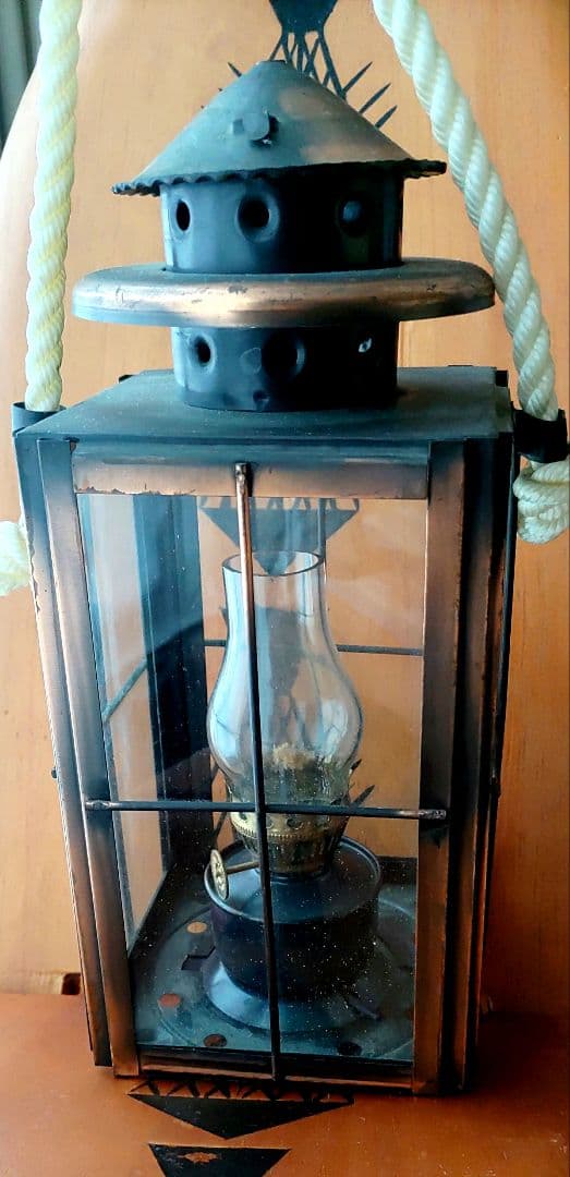 アンティークオイルランタンになります4面をガラスで照らしてくれます★