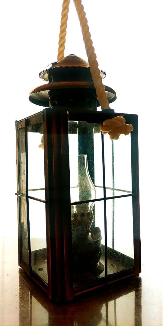 アンティークオイルランタンになります4面をガラスで照らしてくれます★