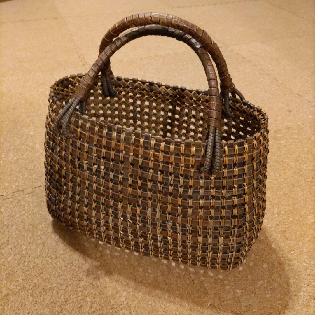 【最終価格】【美品】天然素材のかごバッグ　胡桃 あけびや山葡萄がお好きな方に！