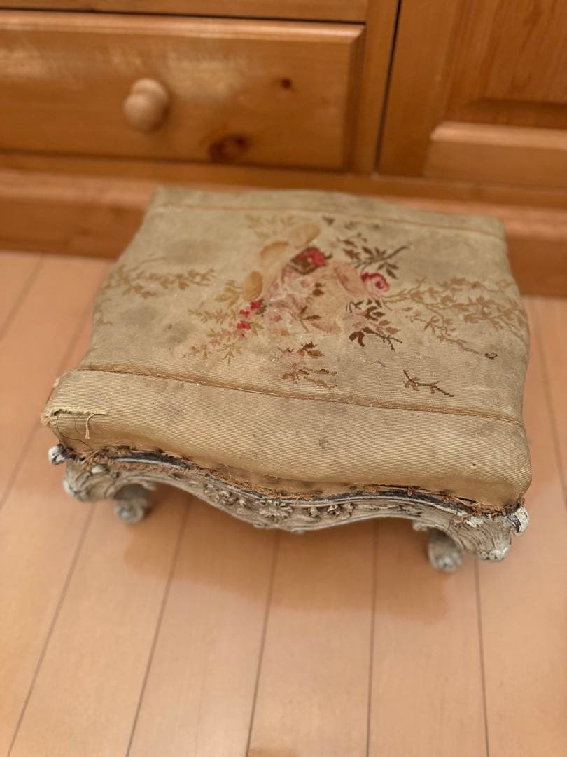 フランスアンティーク 花柄刺繍シャビーなフットスツールデコラティブ脚