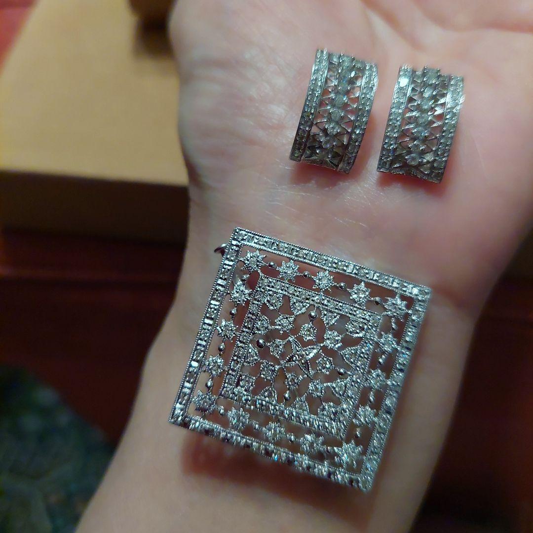 お値下げ依頼品足立宝石店k18wgダイヤブローチ0.84&イヤリング0.41