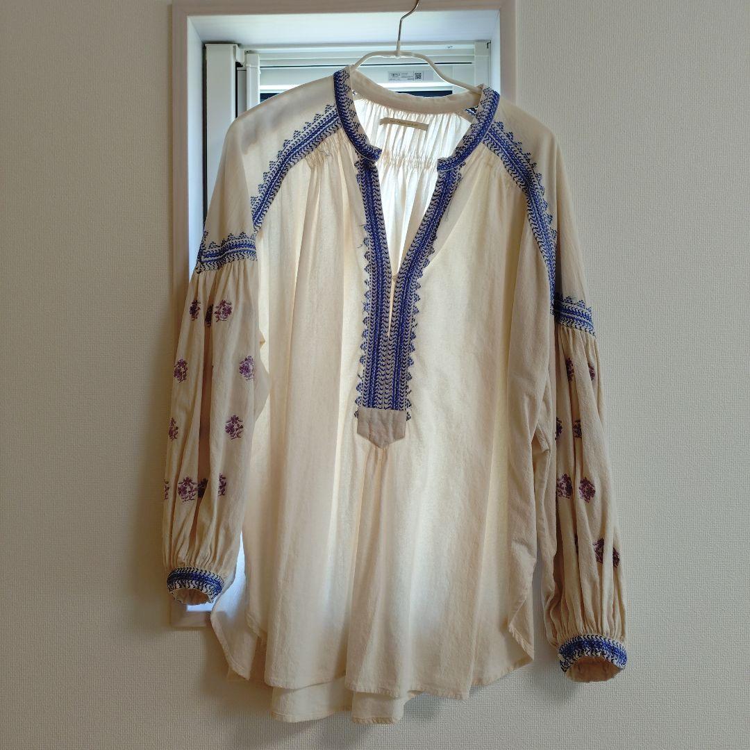 ヌキテパ★アイボリー 長袖シャツ 青色刺繍