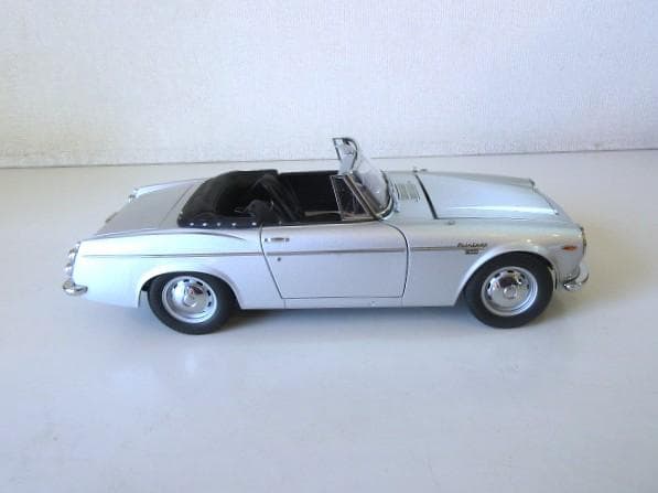 あまさん専用 AUTOart 1/18 ダットサン フェアレディ 2000