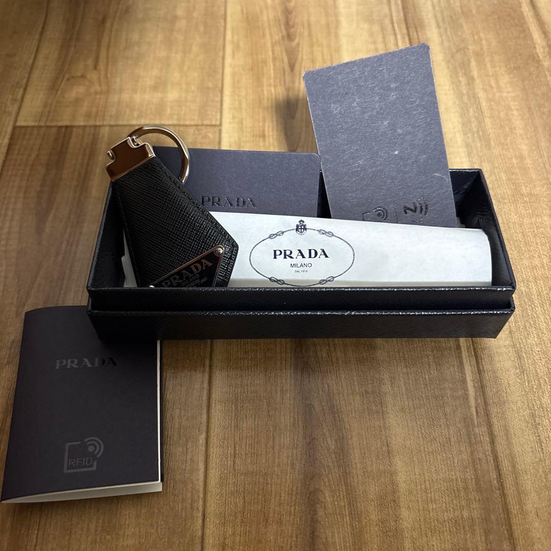 みいPRADA ブラック レザー キーリング
