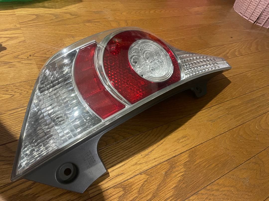 アクア　前期　テールランプ　NHP10 左のみ