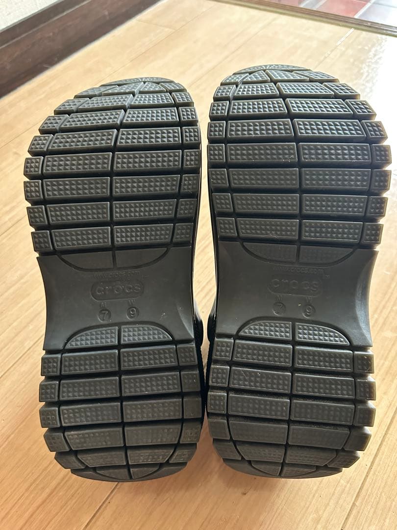 crocs MEGA CRUSH LLIC CLOG ブラック/ゴールド