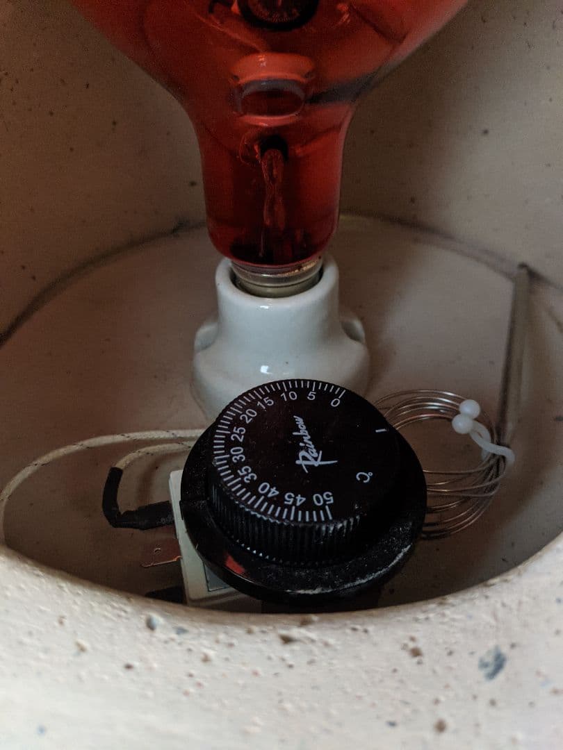 【ぬくぬくぽかぽか手軽に冷え取り】温座器 温熱器 台付き セラミック 遠赤外線