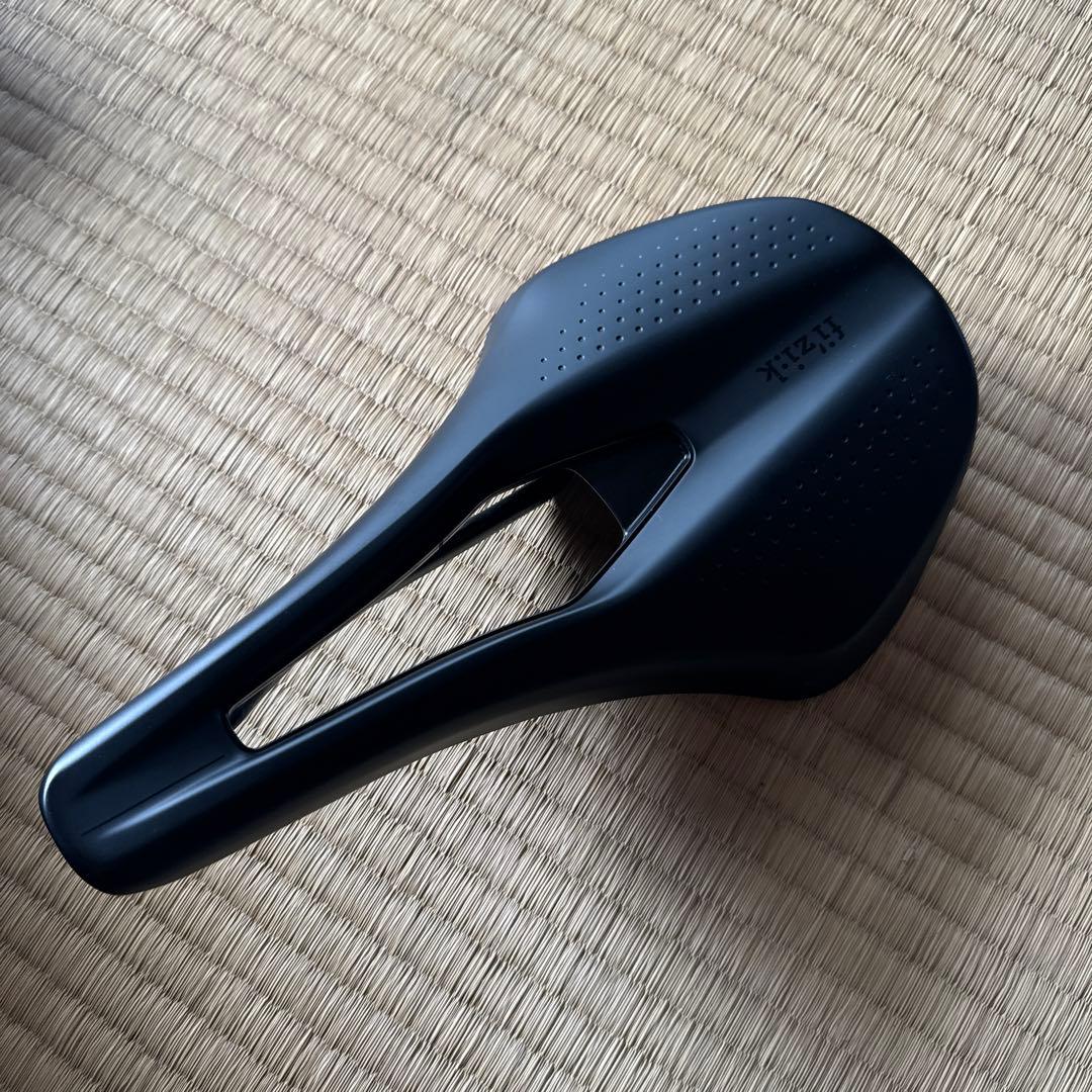 フィジーク カーボンレール サドル テンポ アルゴ R1