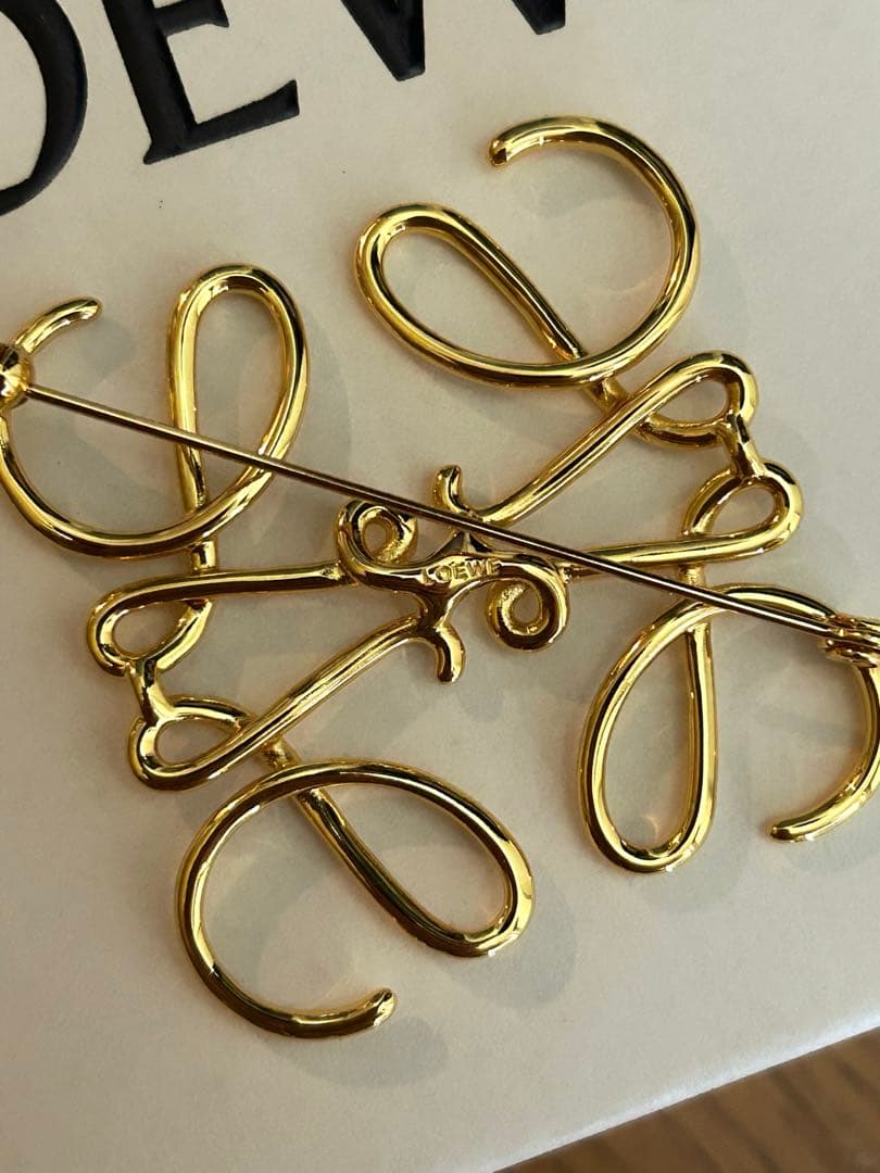 きなこ⭐︎美品⭐︎LOEWE ゴールドブローチ オリジナルボックス付き