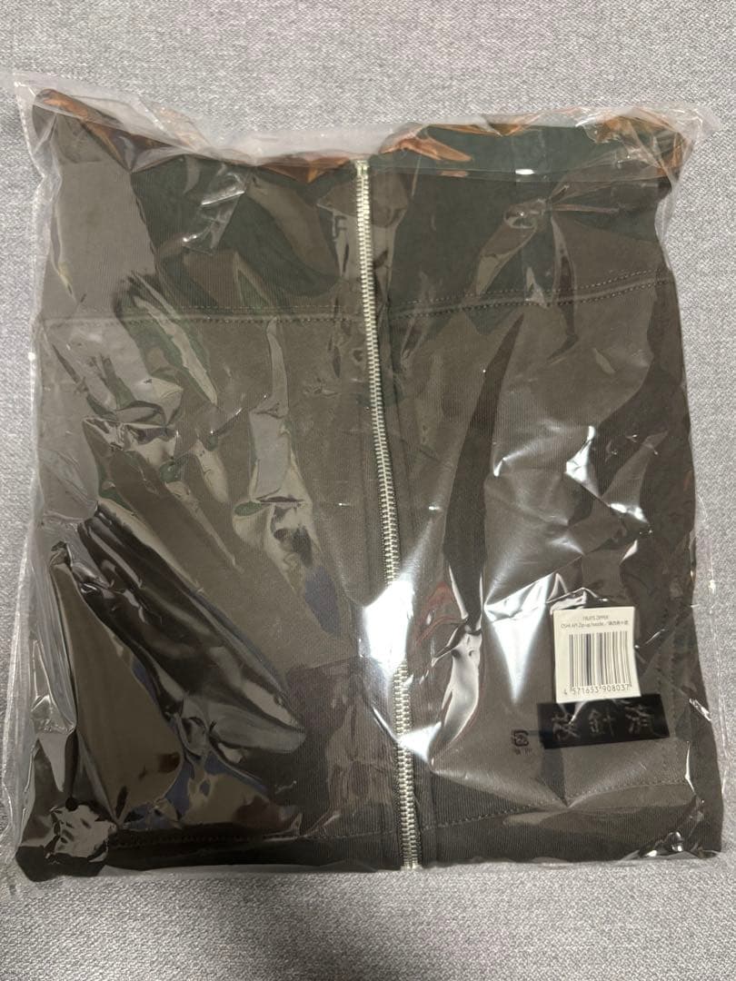 FRUITSZIPPER鎮西寿々歌 黒パーカー