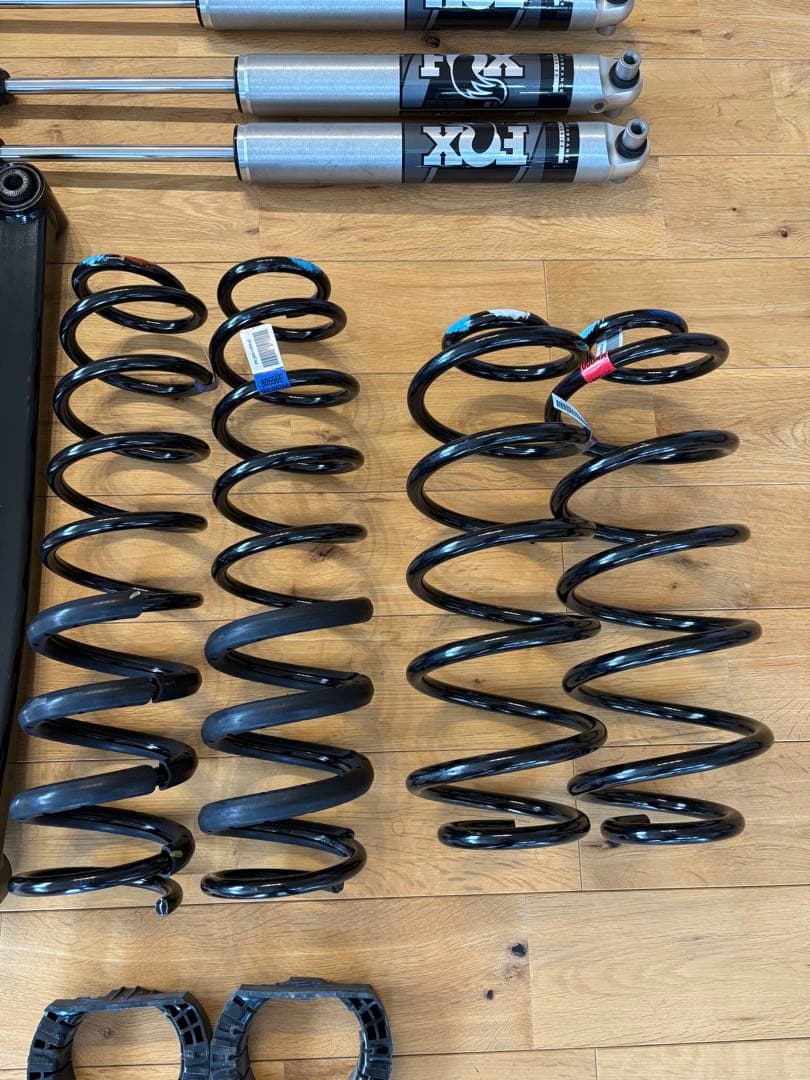 ゆっぴーラングラーJL2.0右　モパー純正2インチリフトアップキットFOX