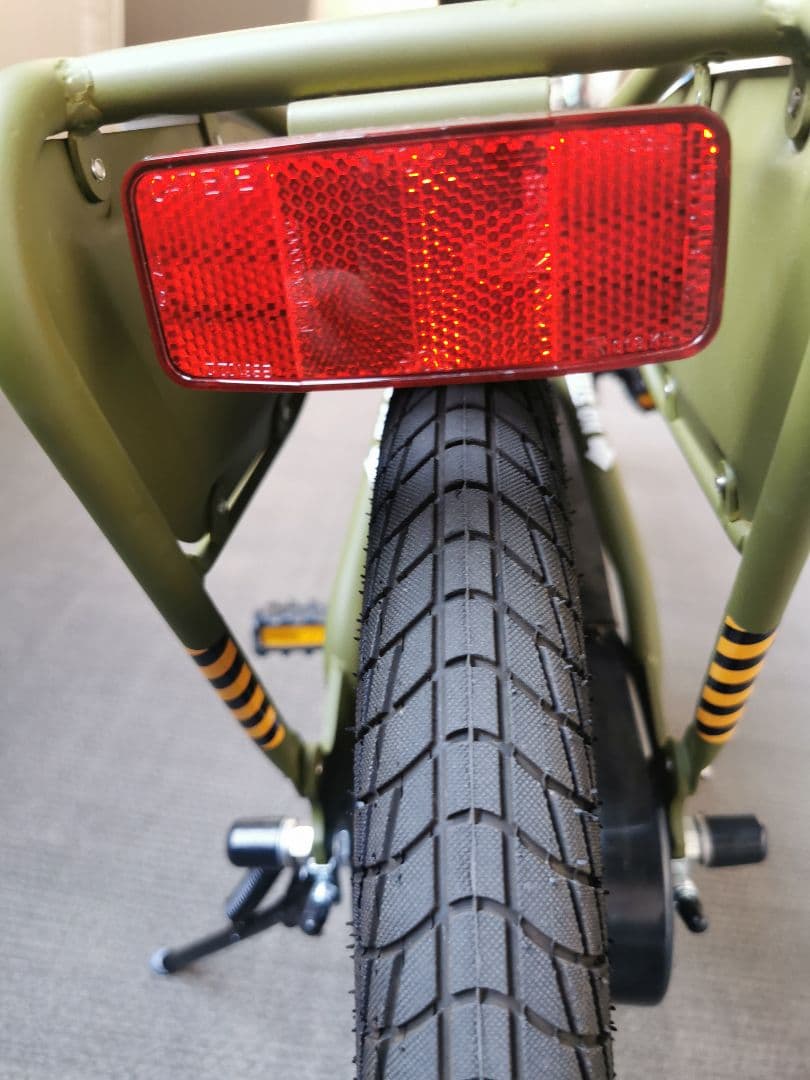 子供用自転車　16インチ　限定モデル　未使用の補助輪あり