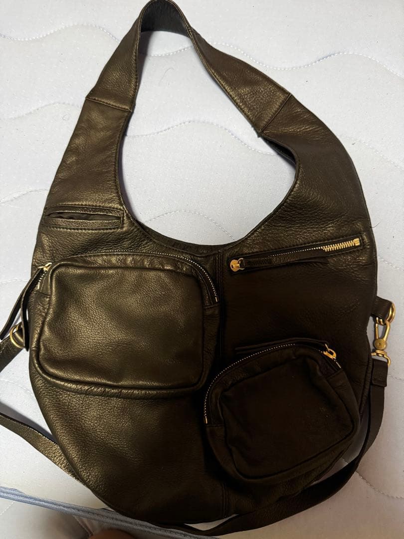 ヒロココシノ　黒のレザーショルダーバッグ(ひったくり防止紐付き)