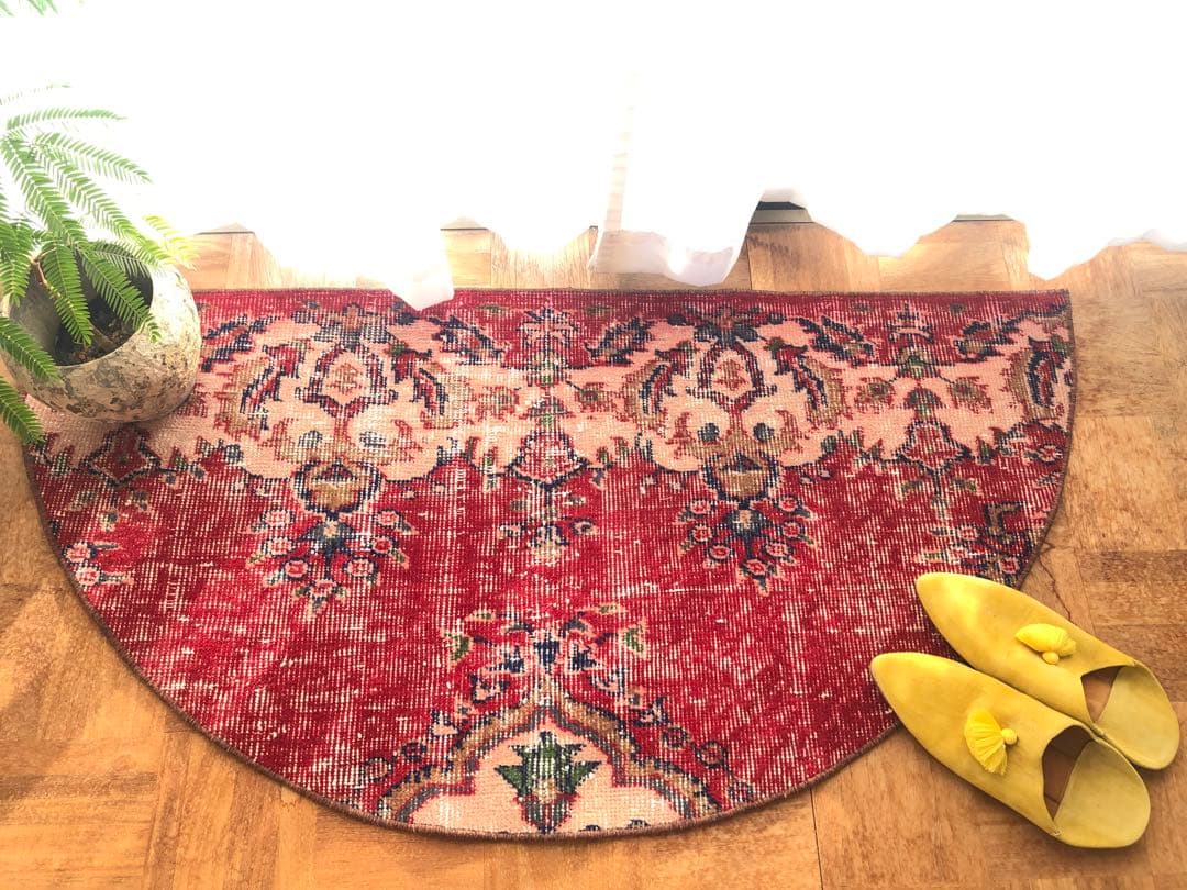 【大きめサイズ】✧美しいredと優しいpink✧トルコ ビンテージラグ 半円ラグ