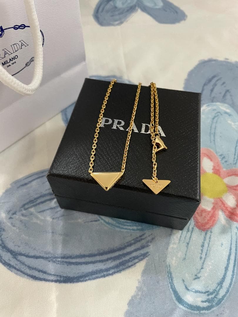 ゴールド/テテ愛用 プラダ ネックレス Prada 三角 ロゴ