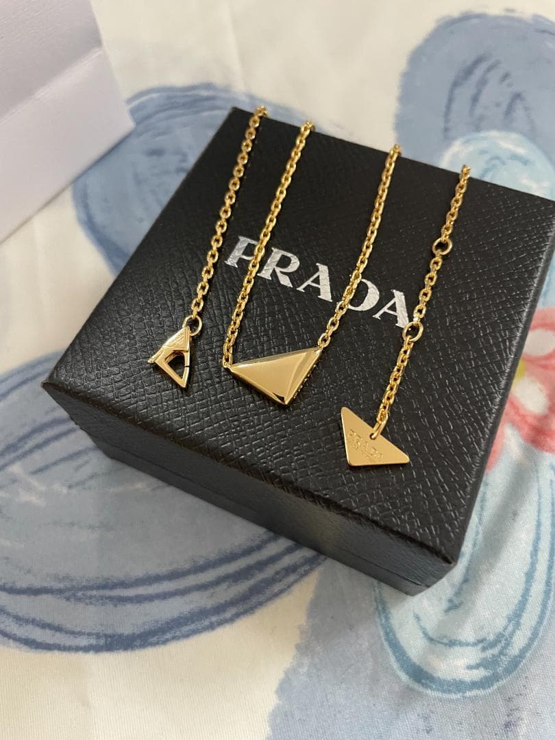 ゴールド/テテ愛用 プラダ ネックレス Prada 三角 ロゴ