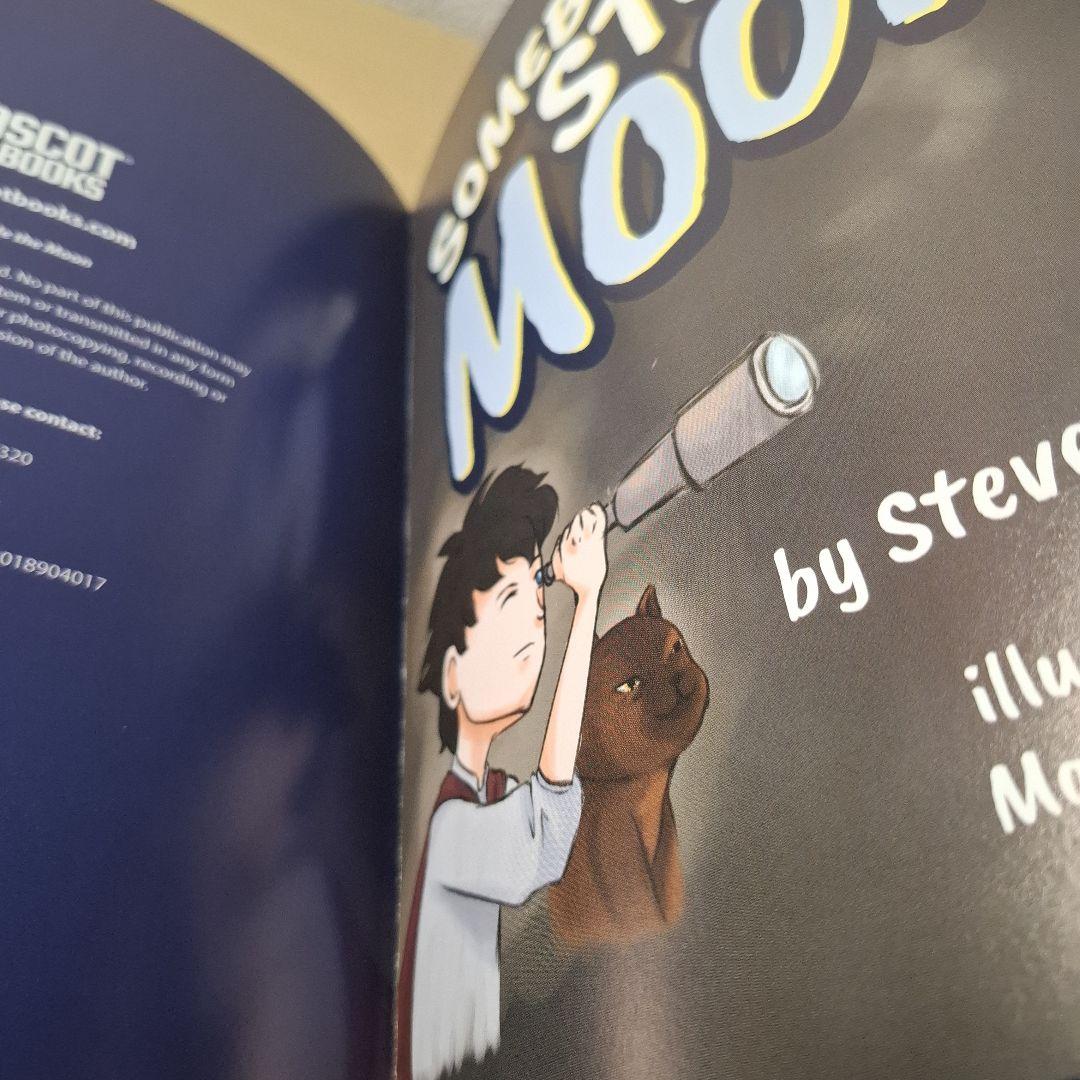 洋書 Somebody Stole the Moon