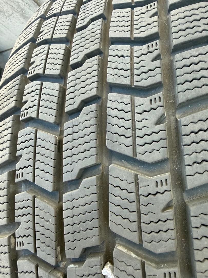 送料込み215/65R16 2022年製　溝7mm　アルミ付きスタッドレス