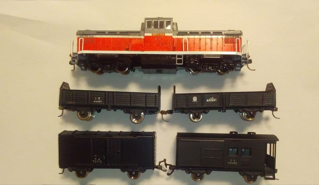HOゲージ　エンドウ　DD13+2軸貨車4両