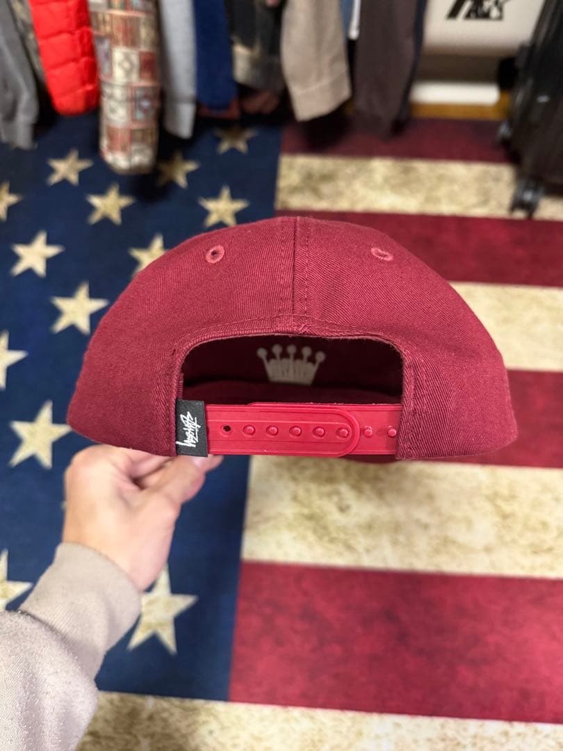 STUSSY バーガンディキャップ 王冠ロゴ