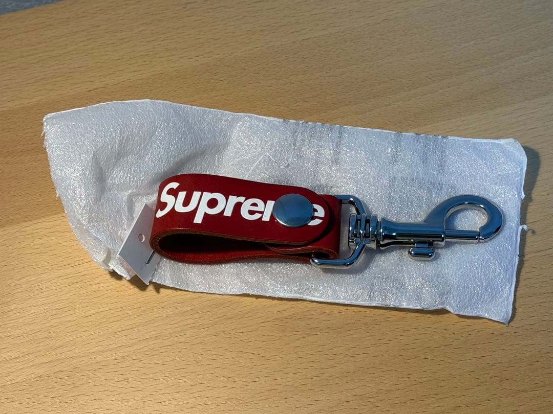 新品未使用品　イタリア製　Supreme レザーキーホルダー レッド