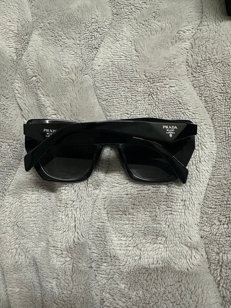 PRADA スクエア サングラス PR19ZSF 1AB5S0 ブラック