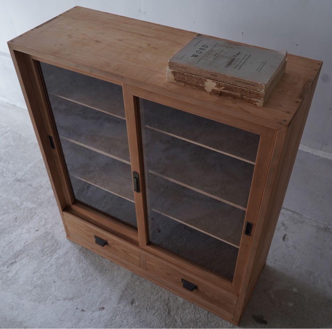 ガラス引戸のキャビネット