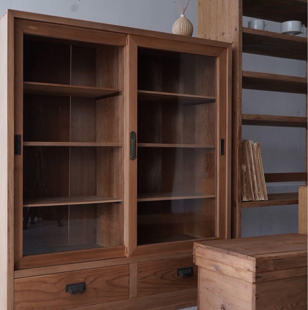 ガラス引戸のキャビネット