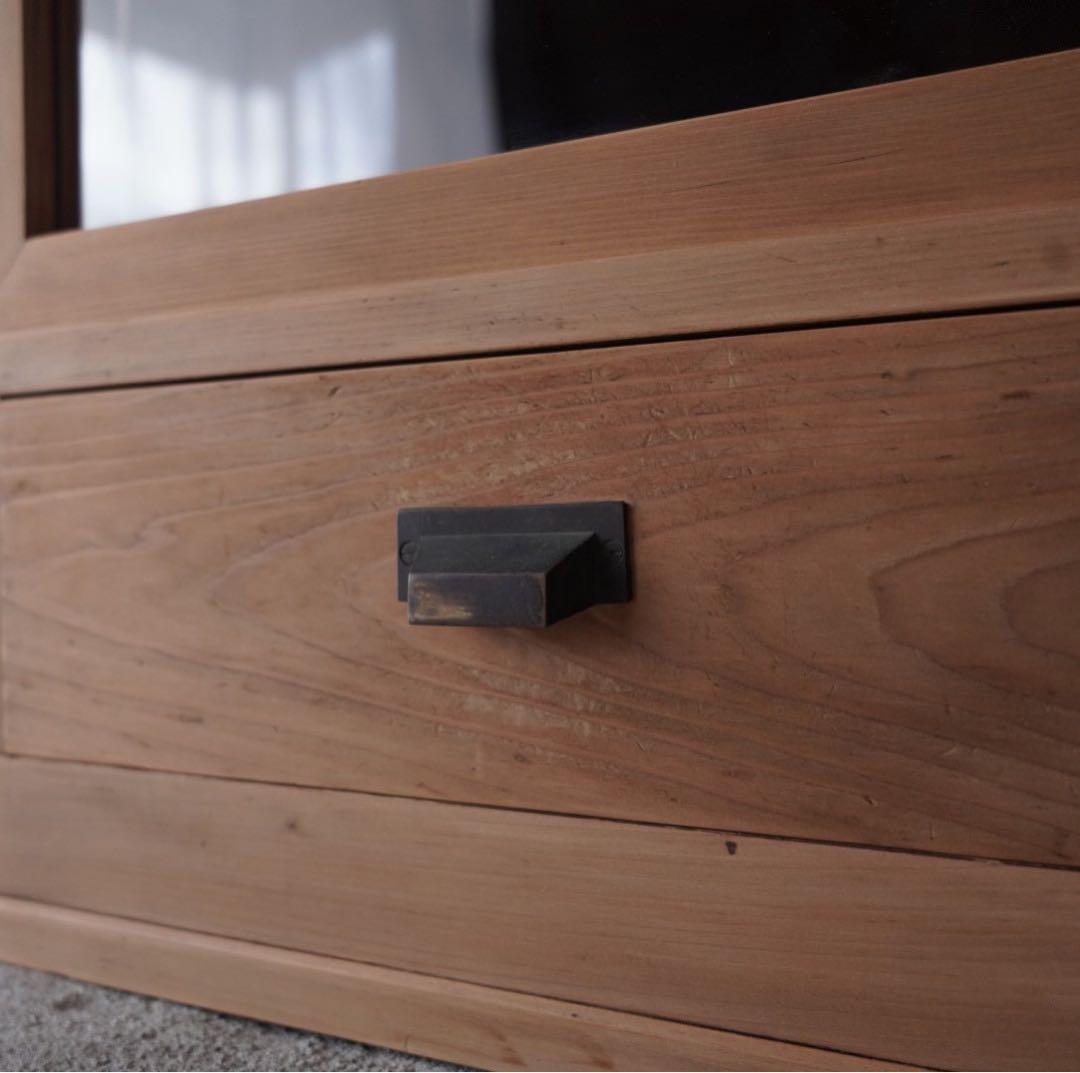 ガラス引戸のキャビネット