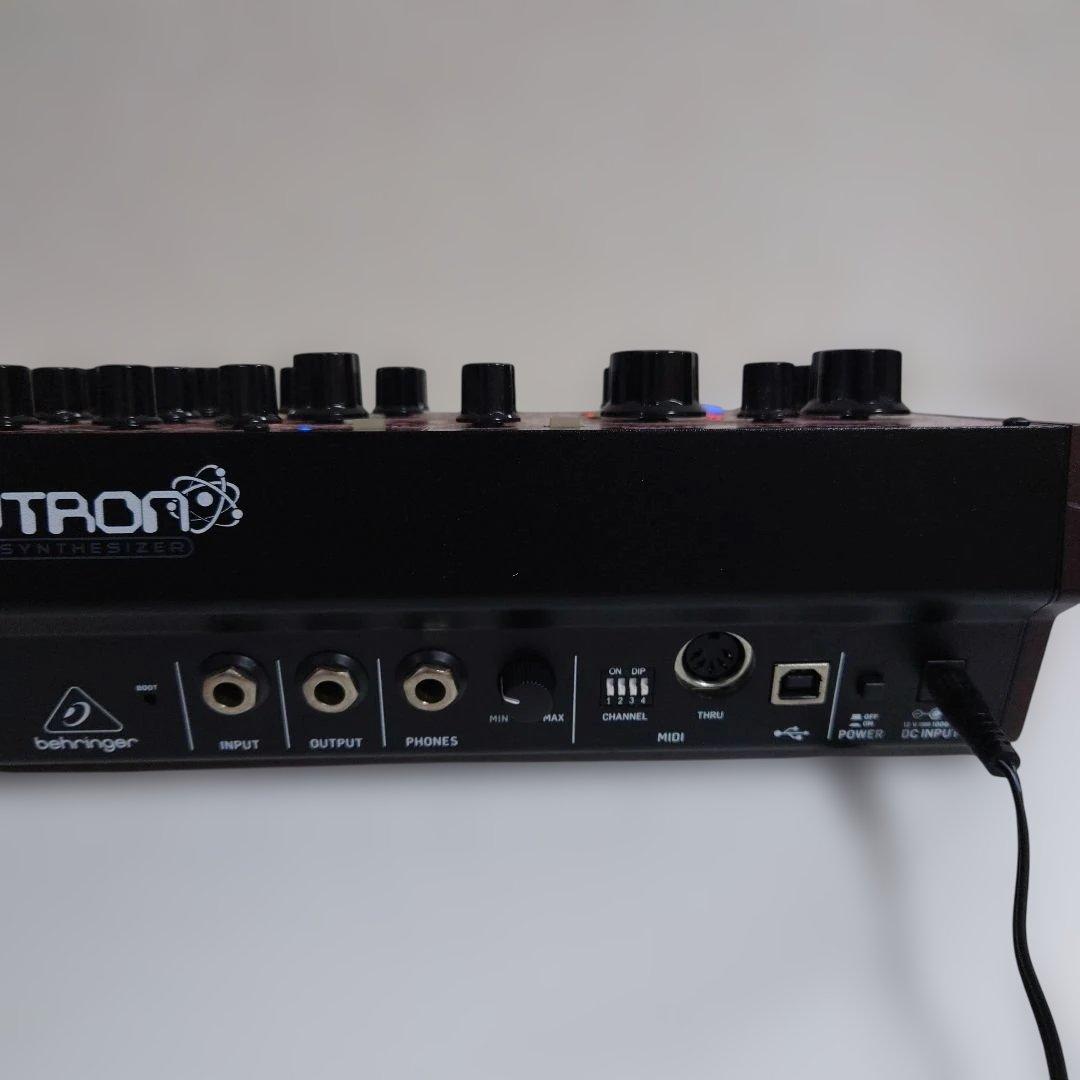 BEHRINGER Neutron モジュラーシンセサイザー　ベリンガー