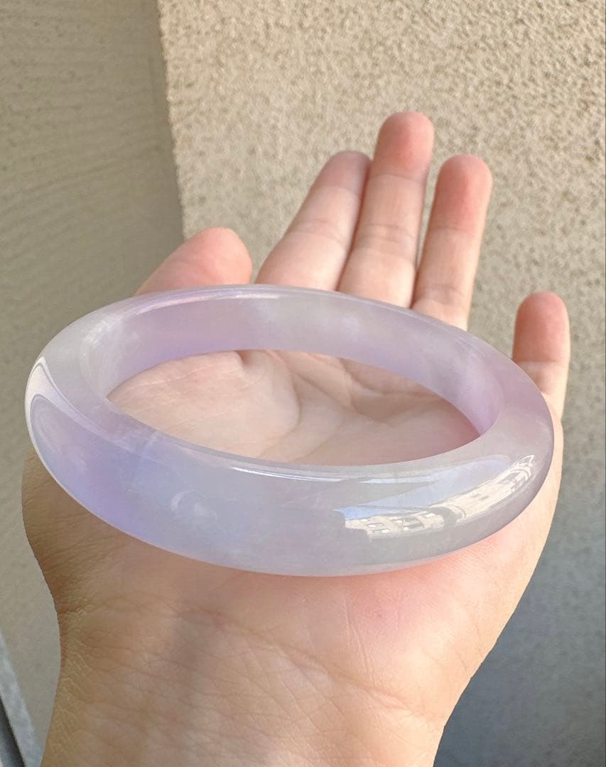 透明感のある薄紫の翡翠ヒスイバングル