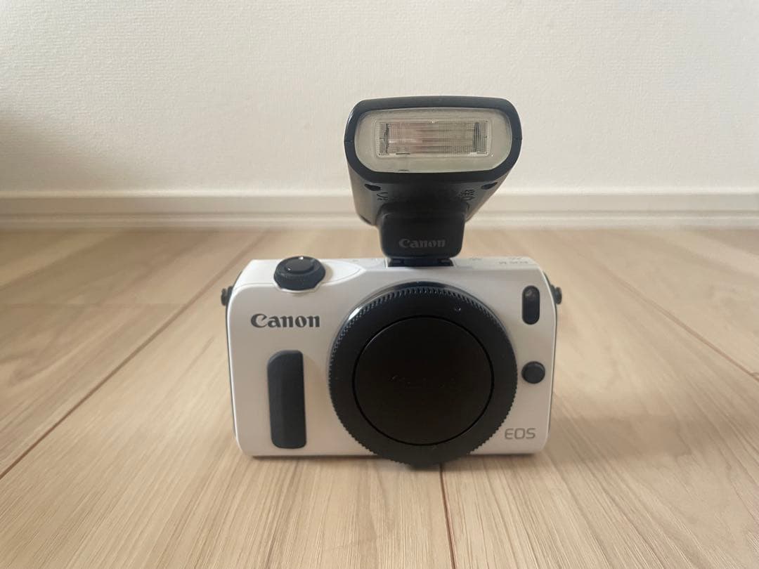 【週末限定値下げ】Canon EOS M（ホワイト）・ダブルレンズキット