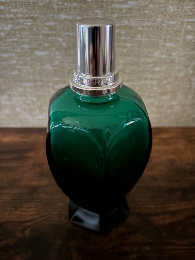 魅力的なシルエットの「ラビリンス」ランプがモダンにリニューアルされたモデル