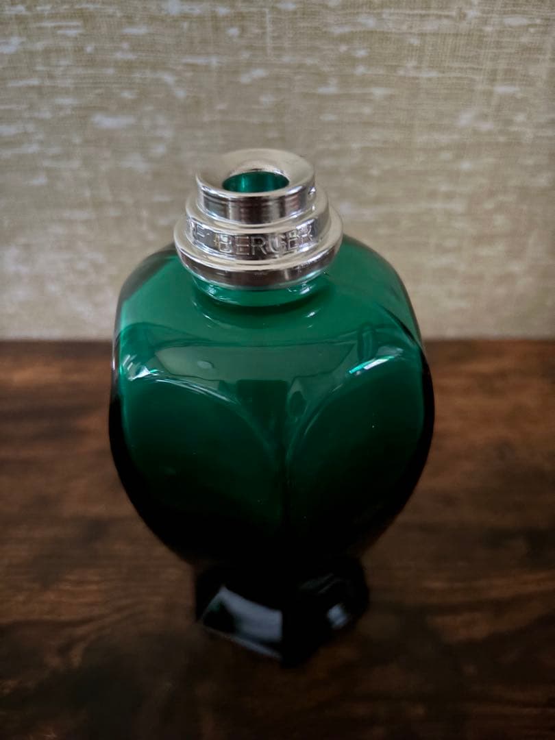 魅力的なシルエットの「ラビリンス」ランプがモダンにリニューアルされたモデル