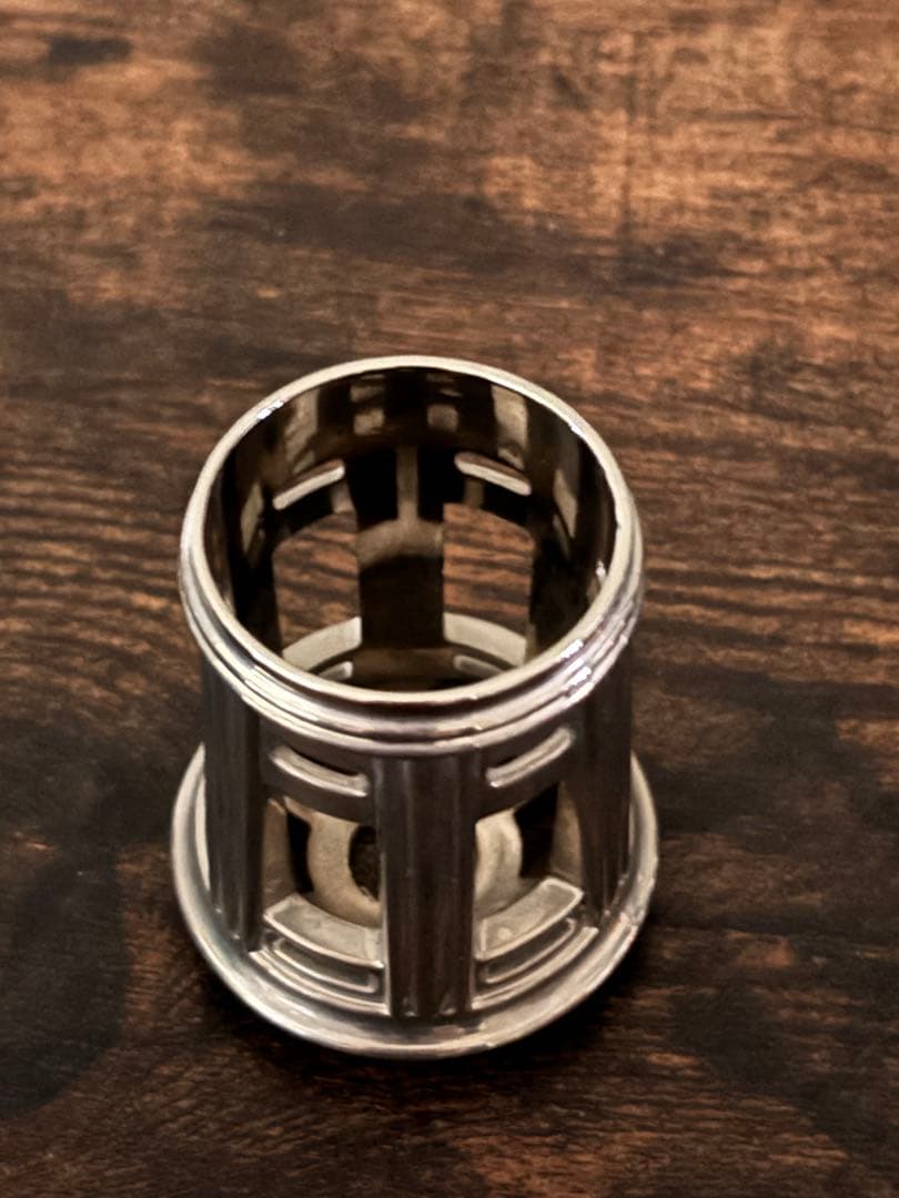 魅力的なシルエットの「ラビリンス」ランプがモダンにリニューアルされたモデル