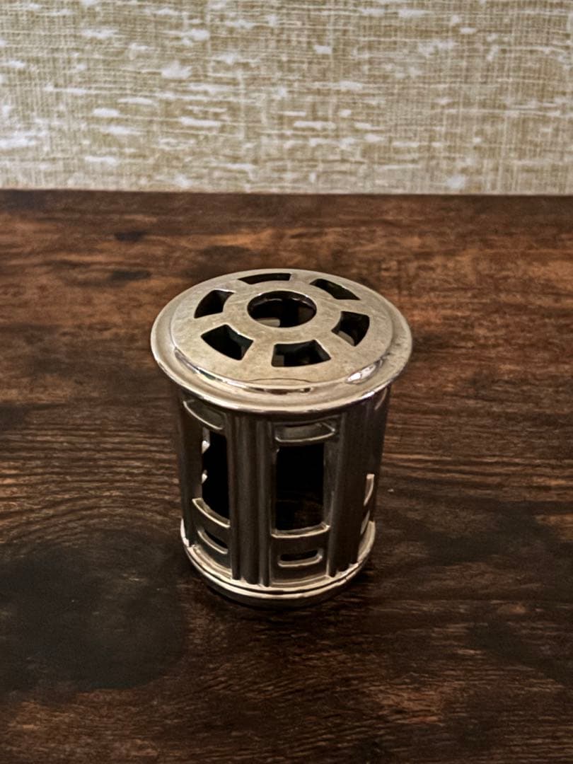 魅力的なシルエットの「ラビリンス」ランプがモダンにリニューアルされたモデル