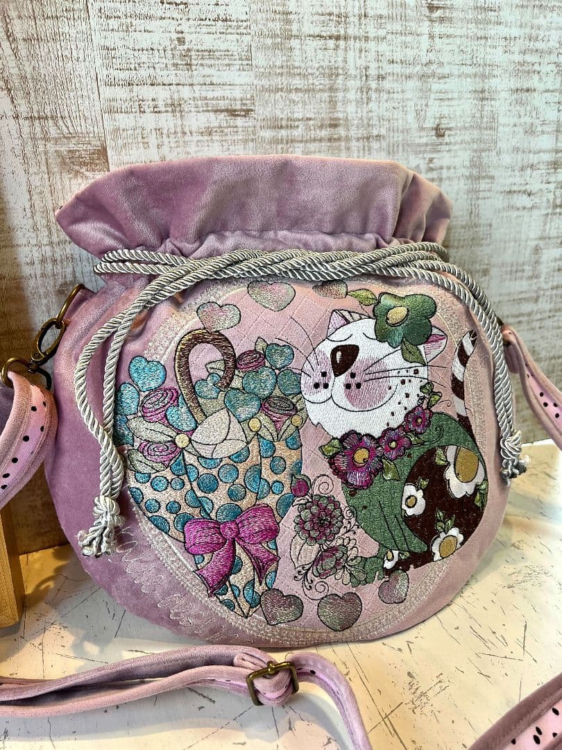 ロラライハリス♡ラベンダーピンクベルベット♡刺繍の丸い巾着ショルダーバッグ