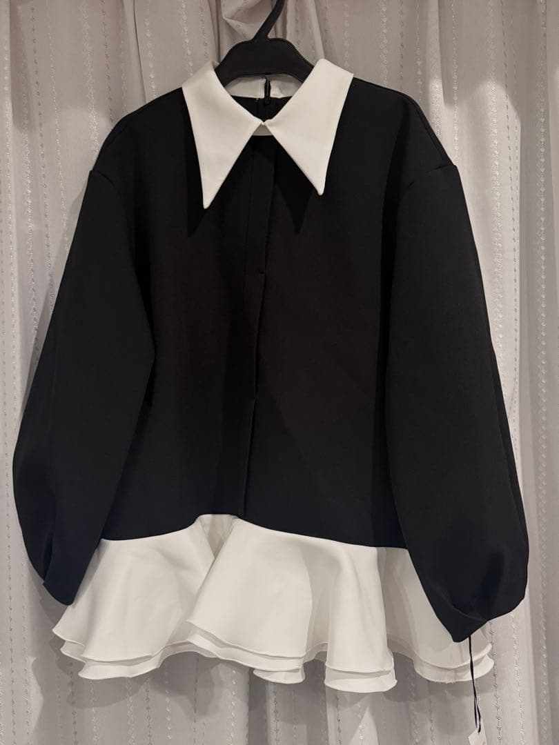 MARONENONFEE モノトーンフレアタイトップス