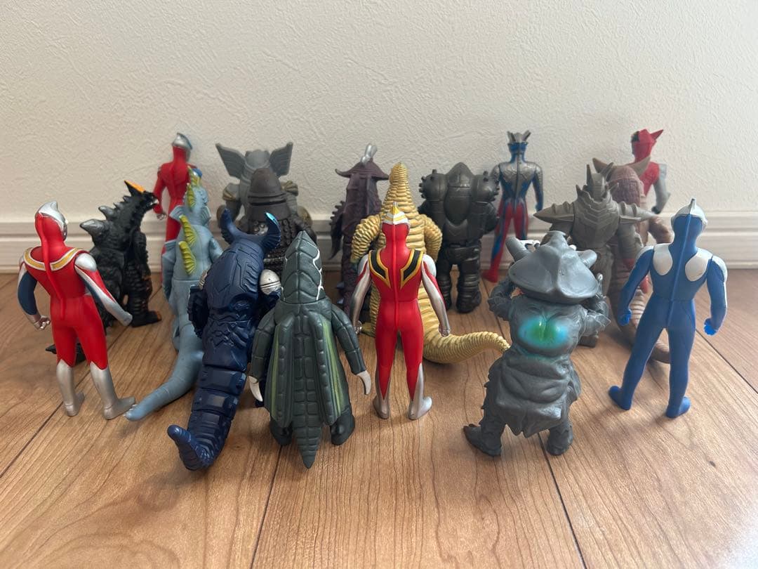 ウルトラ怪獣 12体（ドラコ含）　ウルトラマン 6体　ソフビ　値下げ‼︎