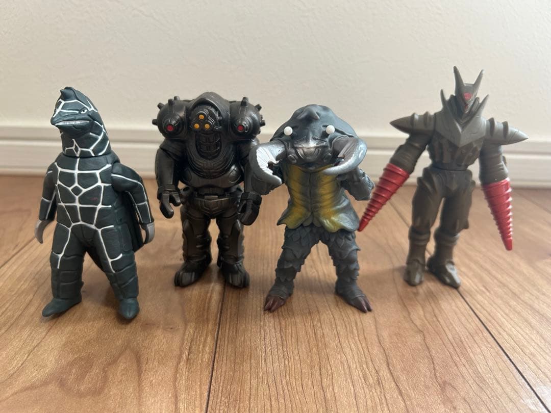 ウルトラ怪獣 12体（ドラコ含）　ウルトラマン 6体　ソフビ　値下げ‼︎