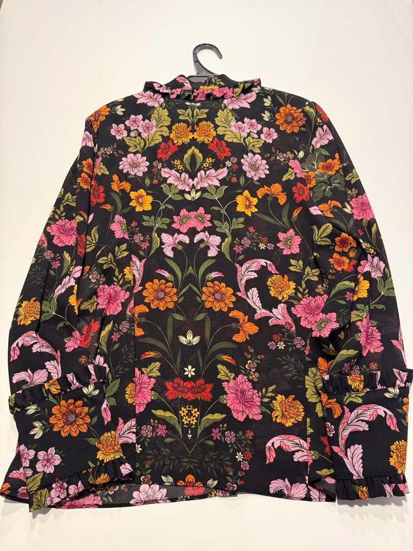 【LOULOU WILLOUGHBY】シンメトリーフラワーリボンブラウス