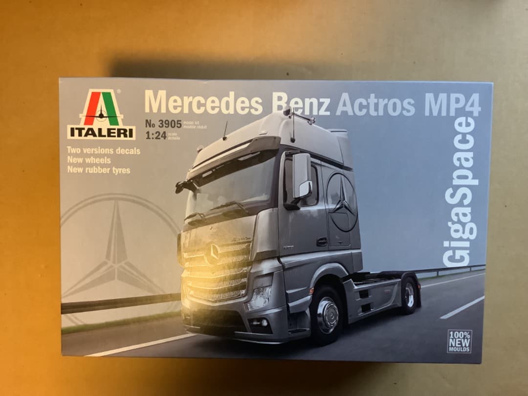 イタレリ　メルセデスベンツ　アクトロス　MP4　ギガスペース　1/24