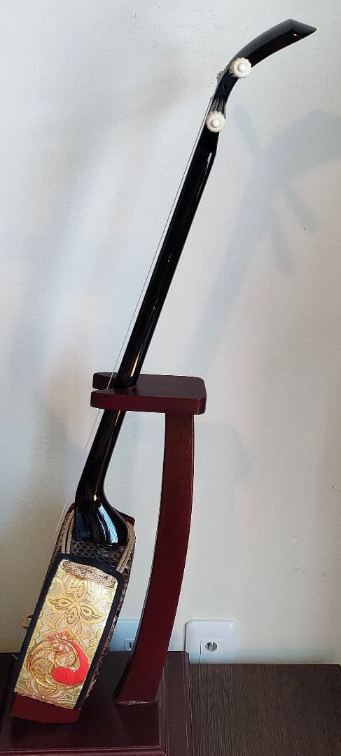 昭和52年琉球白峰三味線店扱い八重山黒木ウジラミ材 真壁型三線