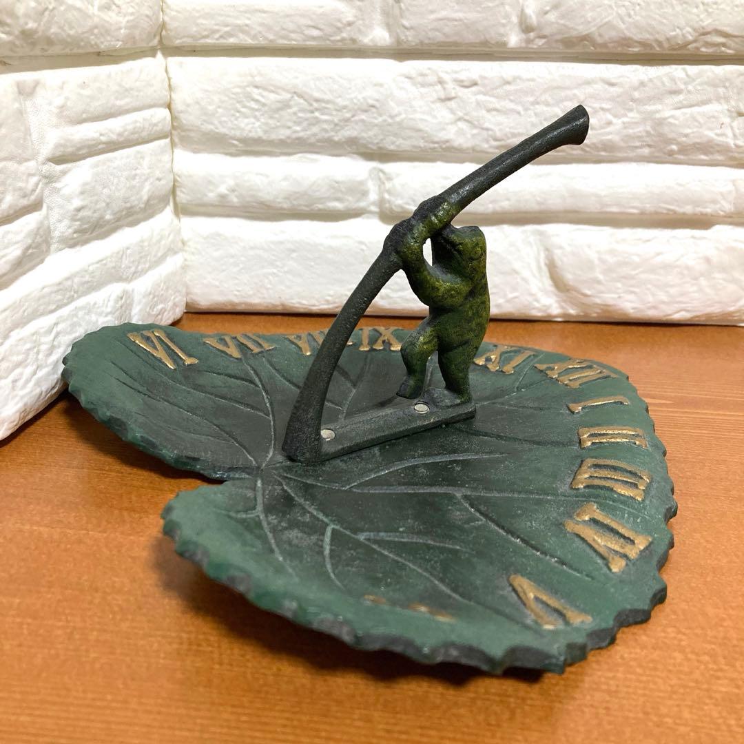 葉っぱにカエル　日時計