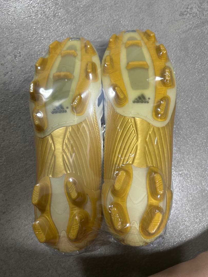 adidas サッカーシューズ ホワイト/ゴールド