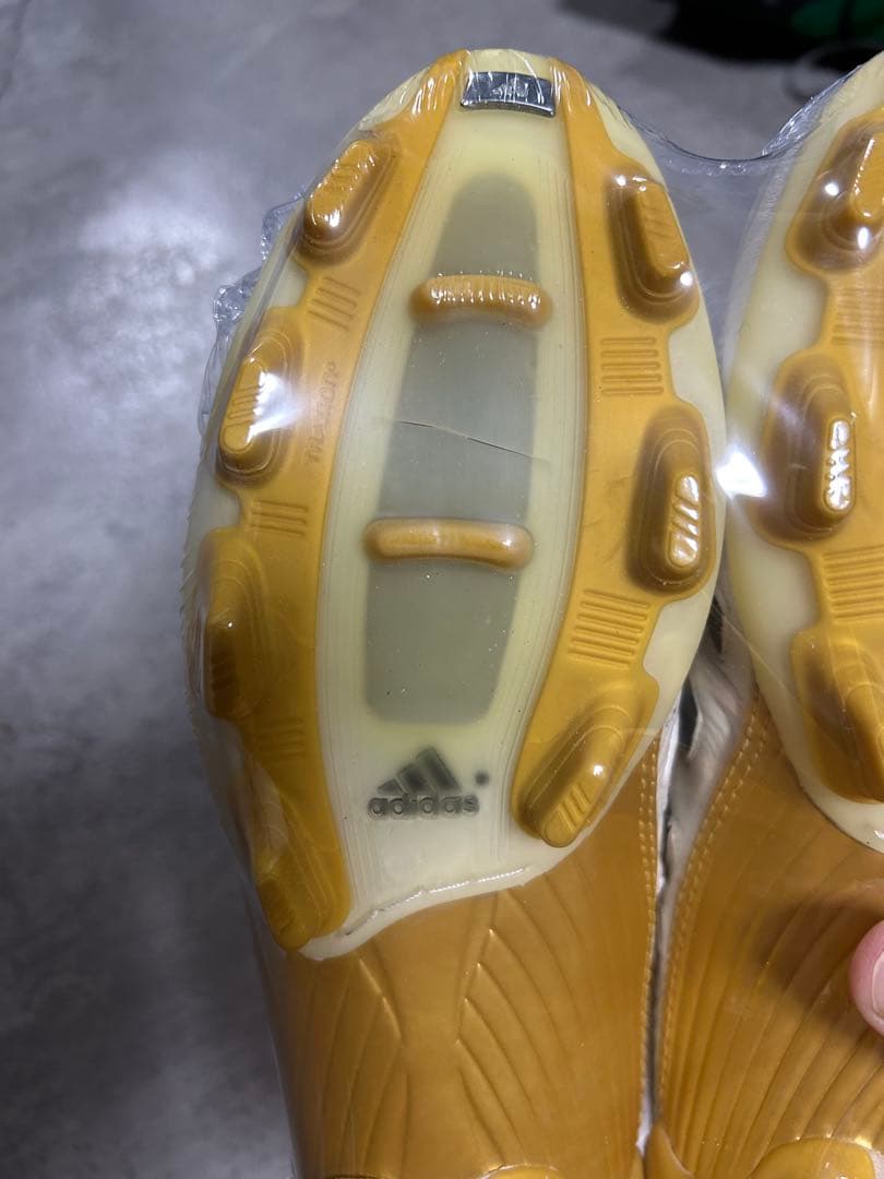 adidas サッカーシューズ ホワイト/ゴールド